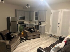 Smart TV - Charming 2-bedroom downstairs apartment with AC, WiFi in delightful Dawsonville (Dawsonville)