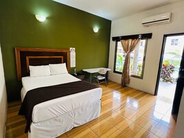 Standard Room, 1 King Bed | Wi-Fi de cortesia, roupa de cama