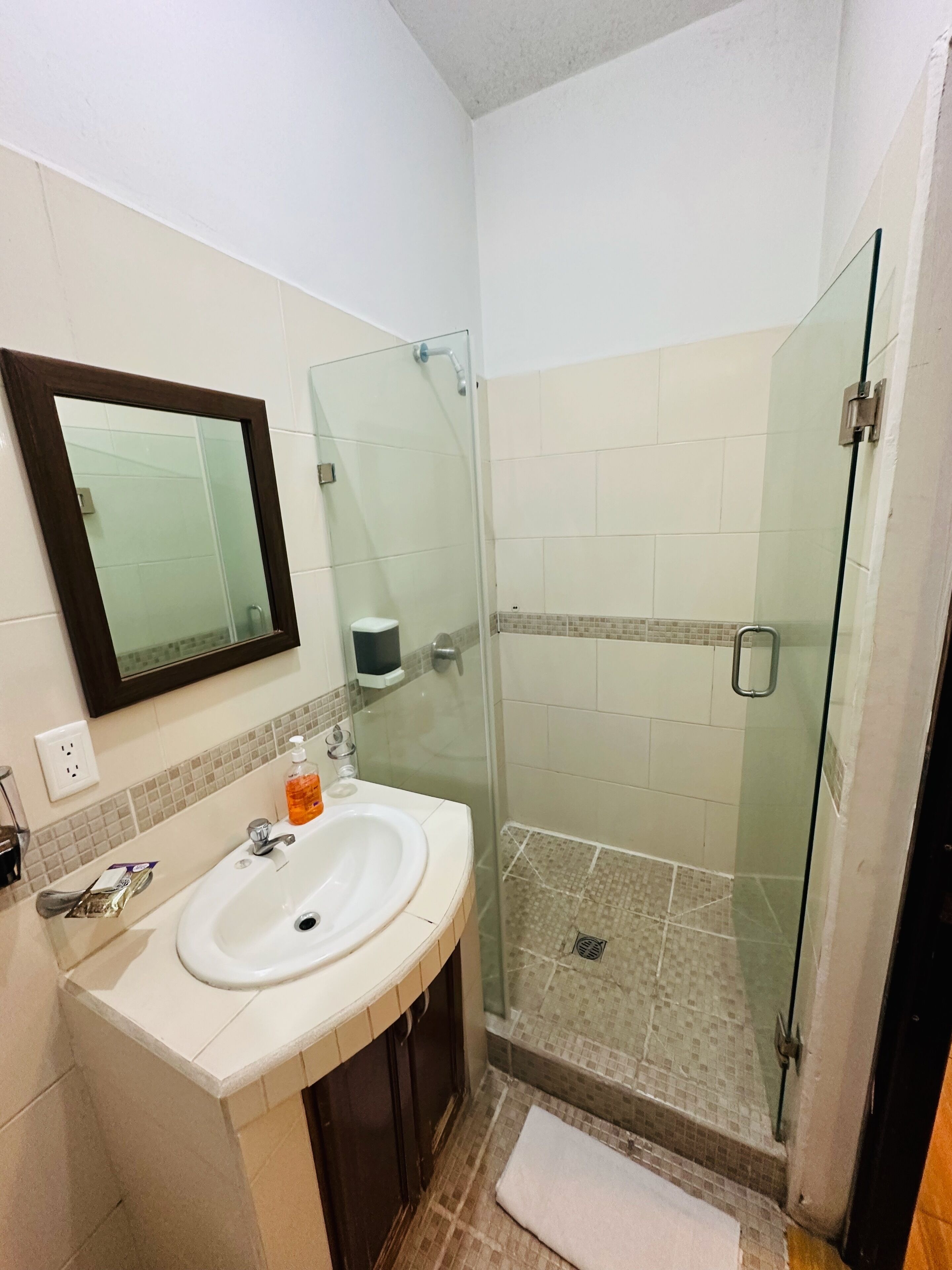 Standard Room, 1 King Bed | ห้องน้ำ | ฝักบัว, เรนชาวเวอร์, ของใช้ในห้องน้ำฟรี, ผ้าเช็ดตัว