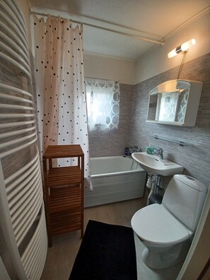 Haartrockner, Handtücher, Seife, Toilettenpapier