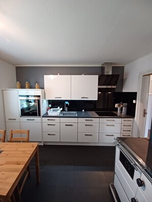 Fridge, microwave, oven, stovetop - Vacation cottage Sweden Småland Hultsfred Vimmerby  (Kalmar län)