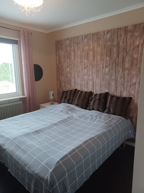 2 bedrooms, iron/ironing board, travel cot, free WiFi