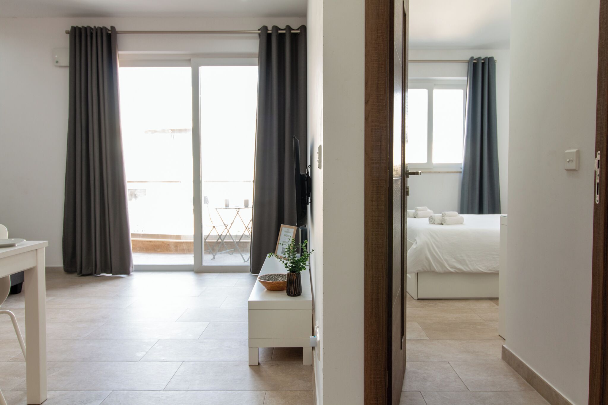 2 soverom, skrivebord, strykejern/-brett og reiseseng for barn