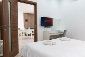 2 habitaciones, escritorio y tabla de planchar con plancha 