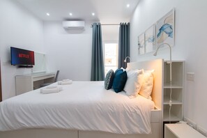 2 habitaciones, escritorio y tabla de planchar con plancha 