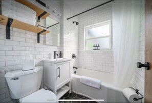 Articles de toilette écologiques, sÚche-cheveux, serviettes fournies