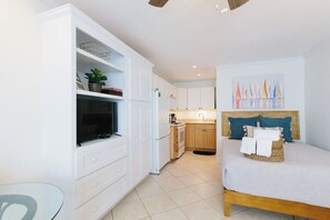 Iron/ironing board, free WiFi, bed sheets - Charming studio with AC, cable, wifi, pool. Overlooks the ocean, mere steps away (Atlantic Beach)