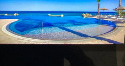 Charming 2-bedroom Condo Ocean front