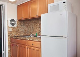 Suite, 1 habitación | Cocina básica privada | Microondas, placa de cocina y utensilios de cocina