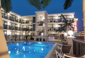 A multi-story hotel with a swimming pool, balconies, and a neon sign. - Horizon Motor Inn (North Wildwood)