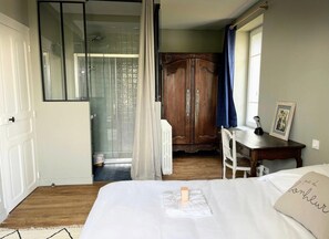 3 bedrooms, iron/ironing board, travel crib, free WiFi