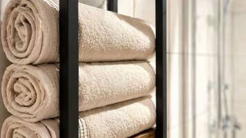 Dusche, Haartrockner, Handtücher, Seife