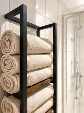 Dusche, Haartrockner, Handtücher, Seife