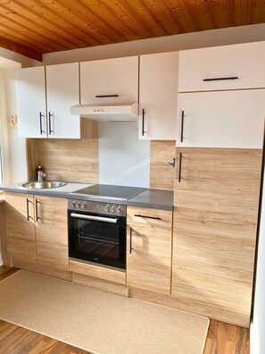 Fridge, oven, stovetop, coffee/tea maker