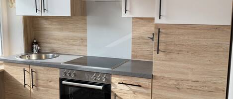 Fridge, oven, stovetop, coffee/tea maker