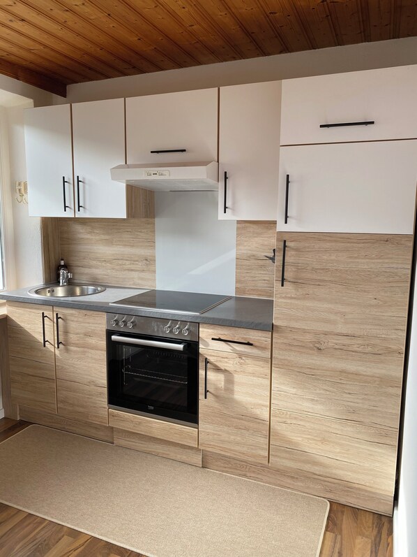 Kühlschrank, Ofen, Herdplatte, Wasserkocher mit Kaffee-/Teezubehör