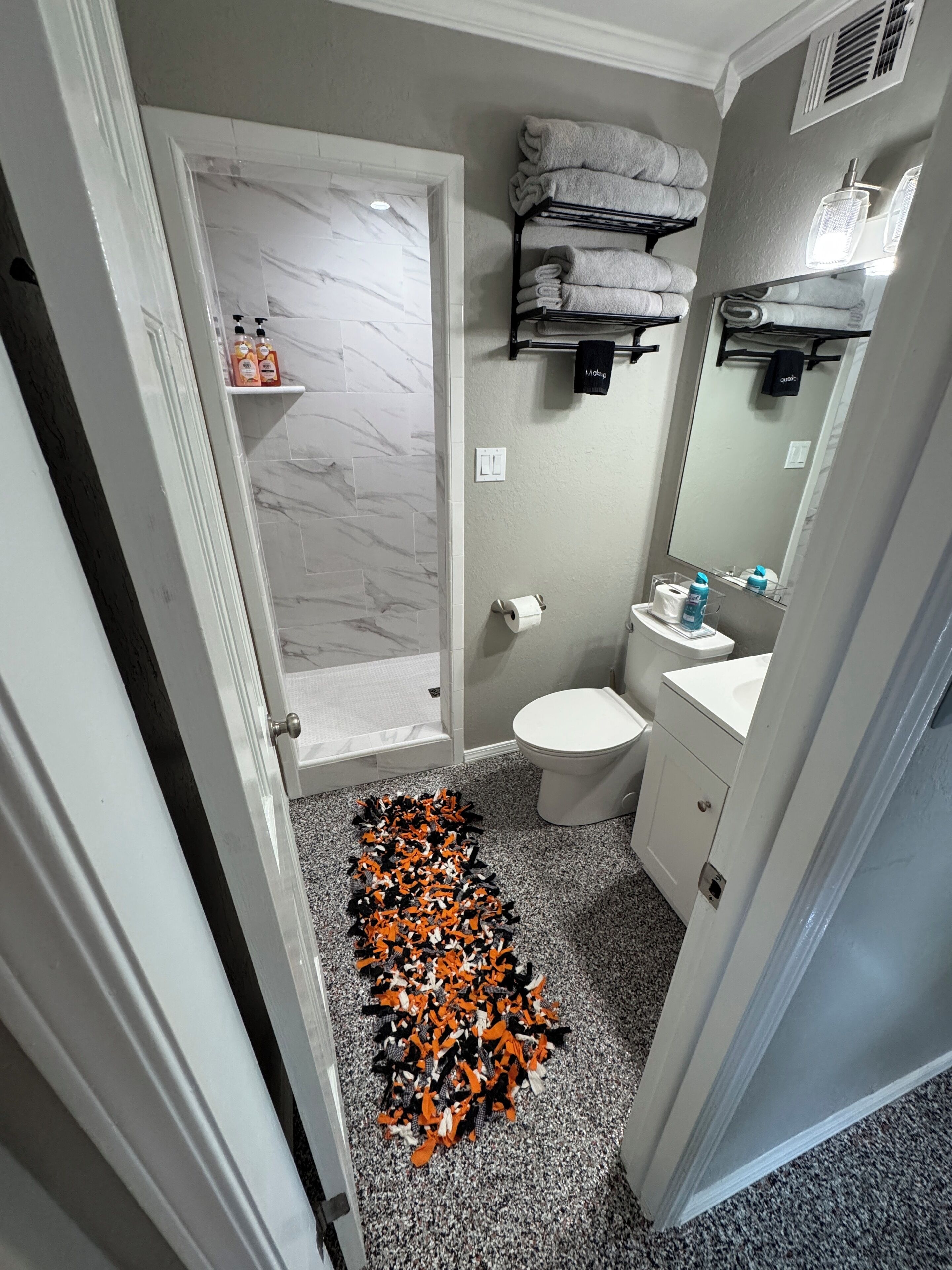 Douche, sèche-cheveux, serviettes fournies, savon