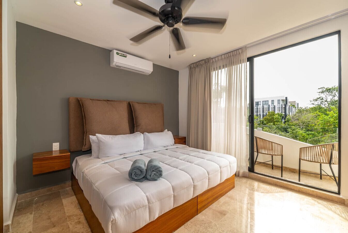 Een strijkplank/strijkijzer, gratis wifi, beddengoed