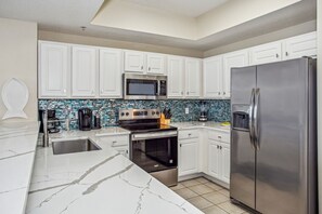 Køleskab, mikrobølgeovn, ovn, kogeplade