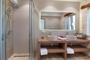 Douche, séchoir à cheveux, serviettes fournies