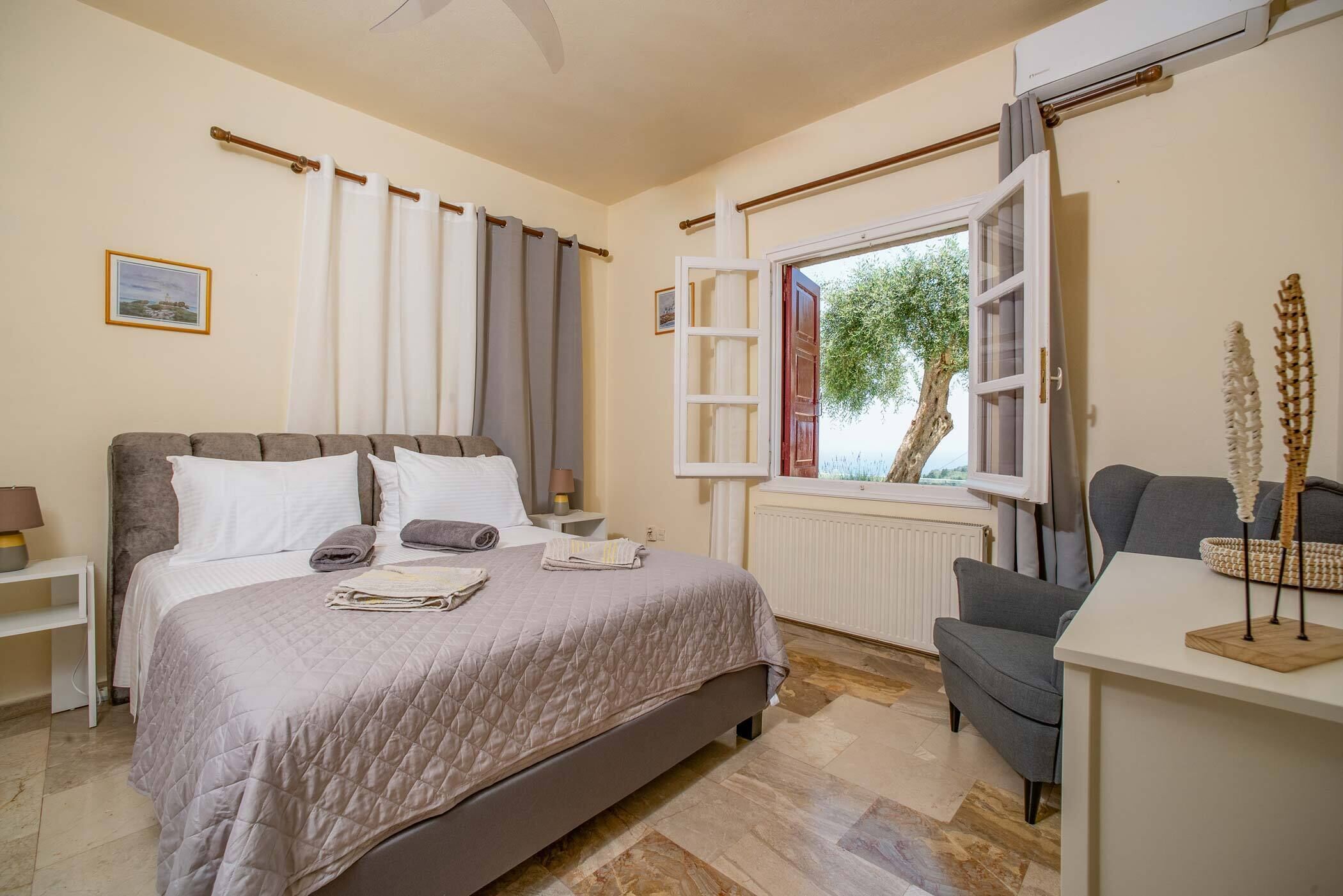 3 chambres, fer et planche à repasser, Wi-Fi, draps fournis