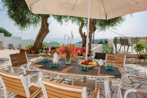 Outdoor dining - Romanatika House - Three Bedroom Villa, Sleeps 6 (Paxi)