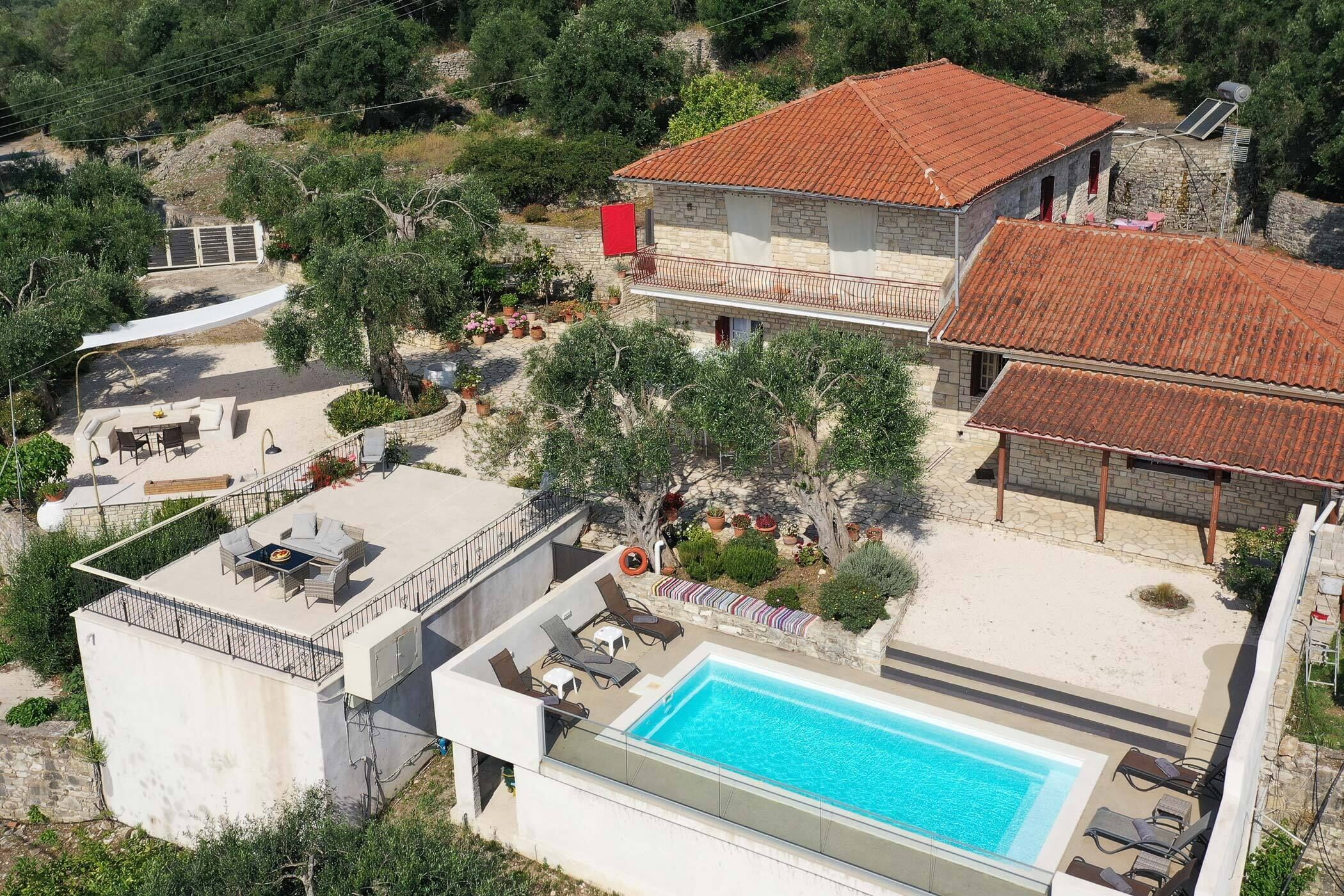 Une propriété résidentielle dotée d’une piscine, d’un espace extérieur aménagé et d’un jardin.