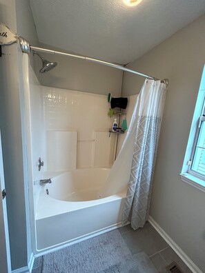 Haartrockner, Handtücher, Seife, Toilettenpapier