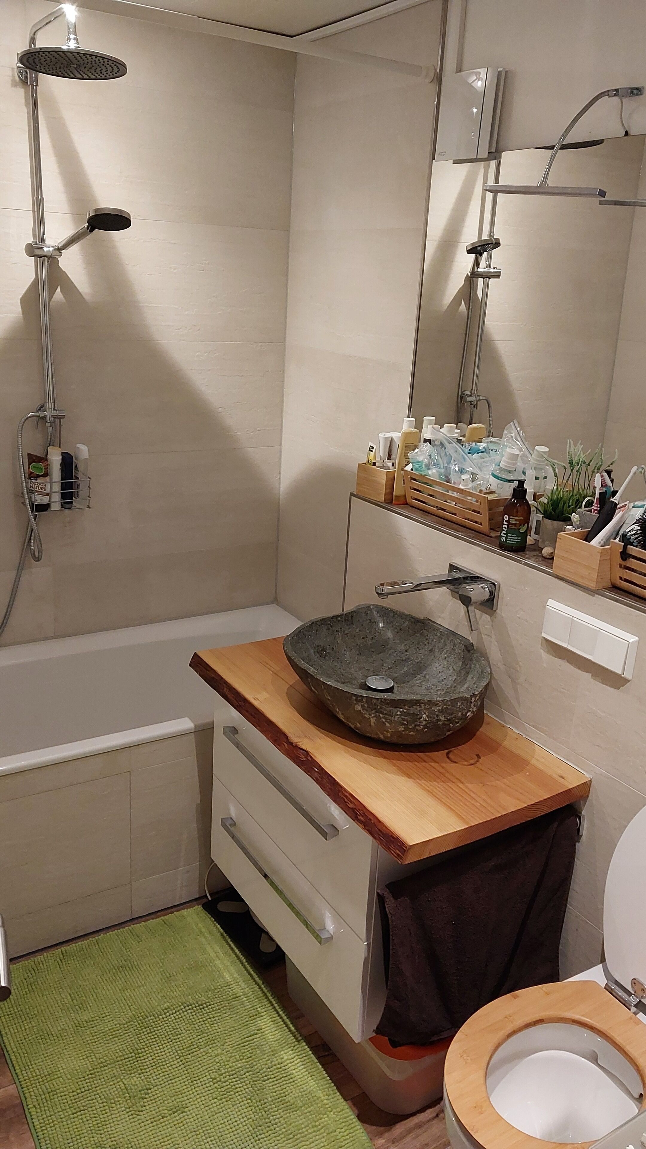 Haartrockner, Handtücher, Seife, Toilettenpapier