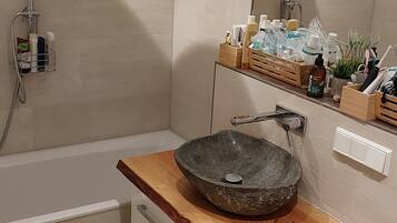 Haartrockner, Handtücher, Seife, Toilettenpapier