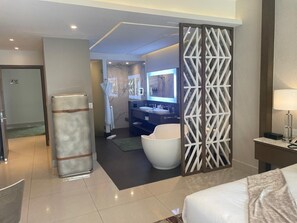 1 bedroom, in-room safe, iron/ironing board, free WiFi