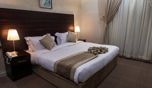 Een minibar, een kluis op de kamer, een bureau, gratis babybedden