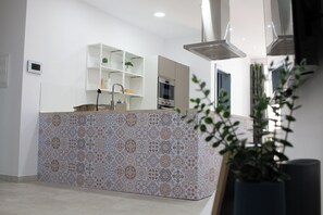 Kjøleskap, mikrobølgeovn, ovn og kokeplater