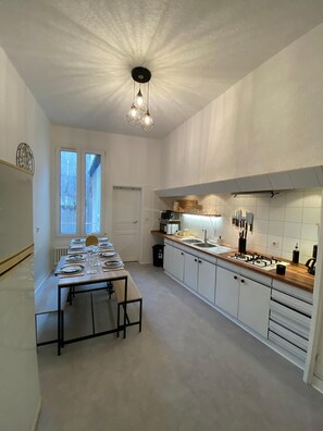 Private kitchen - L'Appartement Privilège - 4 bedrooms - Coeur d'Angers, Spacious and elegant (Angers)