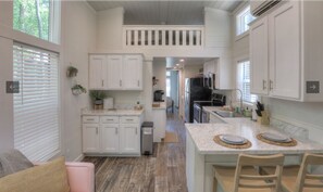 Micro-ondes, four, lave-vaisselle, grille-pain