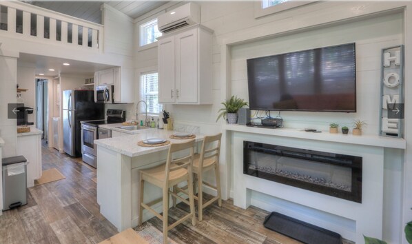 Micro-ondes, four, lave-vaisselle, grille-pain