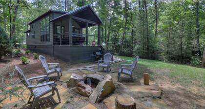 Nesthaven: A cozy boho-chic tiny home with a deck, fire pit, & nearby waterfall
