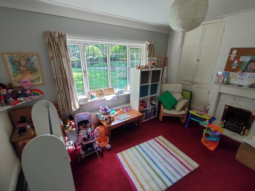 Beautiful 9-bedroom house with WiFi in charming Coventry