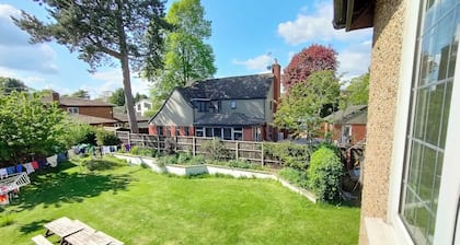 Beautiful 9-bedroom house with WiFi in charming Coventry