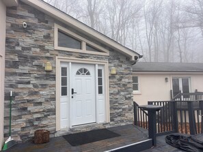 Exterior detail - Spacious 5-bedroom house with AC, WiFi in welcoming Tobyhanna (Tobyhanna)