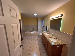 Dusche, Whirlpool, Haartrockner, Handtücher