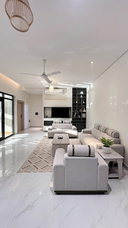 Smart TV, fireplace. chalet peoni is located in sur /Qalhat which is beteen wadi shab and sur city