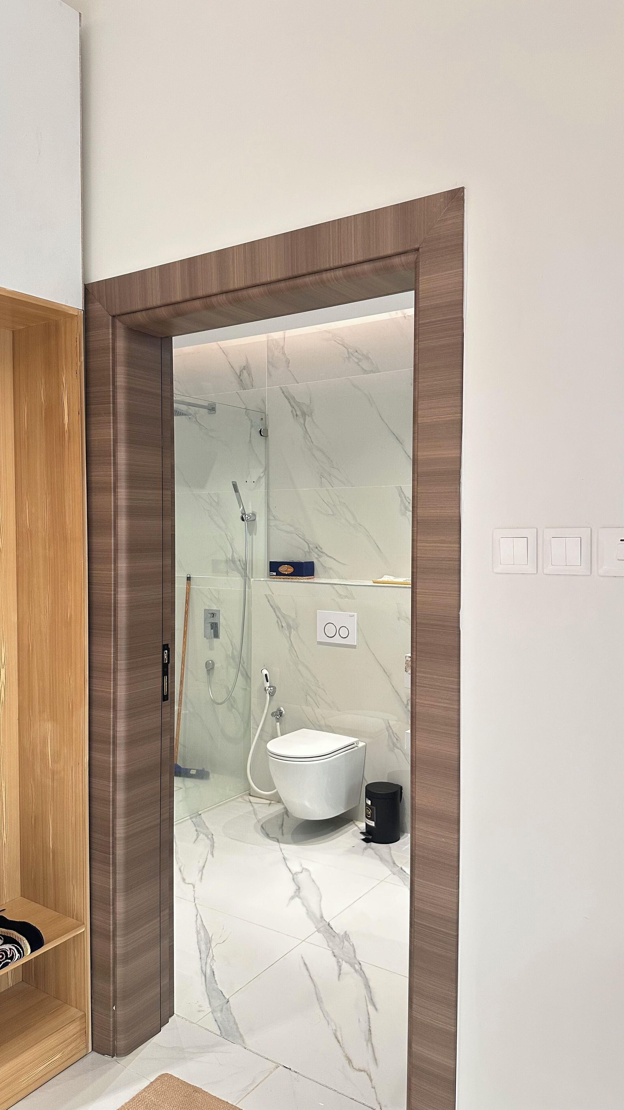 Douche, serviettes fournies, savon, papier toilette