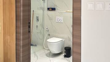 Douche, serviettes fournies, savon, papier toilette