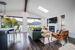 TV, fireplace, stereo