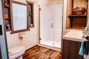 Shower, hair dryer, towels, toilet paper - Great Getaway to Relax, close to Big Southfork National Recreational Area  (Oneida)