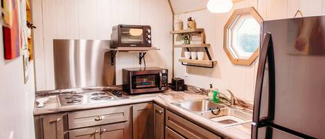 Refrigerador, microondas, parrilla de estufa y cafetera y tetera