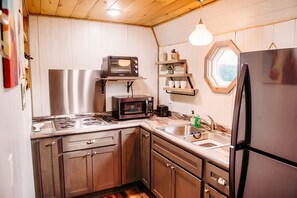 Kjøleskap, mikrobølgeovn, kokeplater og kaffetrakter/tekoker