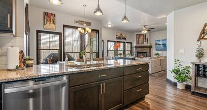 Cozy Getaway at The Lazy Bear Lodge: 3BR/2BA in Dover, ID!