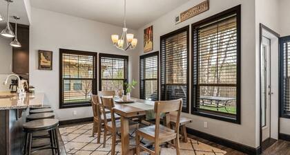 Cozy Getaway at The Lazy Bear Lodge: 3BR/2BA in Dover, ID!